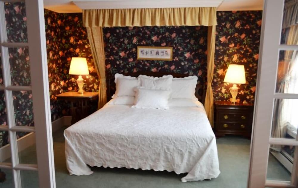 Forget-Me-Not Suite, Jetted Tub, 1 King Bed photo 1