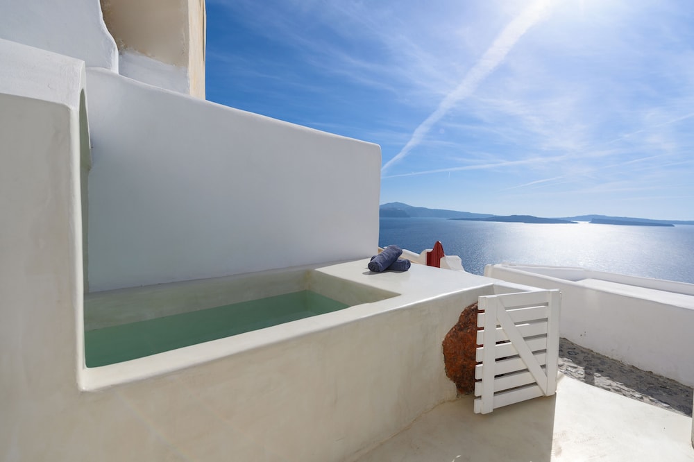 Aphrodite Suite with Outdoor heated Jacuzzi & Caldera View photo 3
