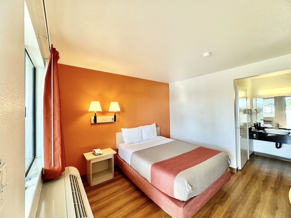 Standard Room, 1 Queen Bed, Non Smoking, Refrigerator & Microwave - Photo 1