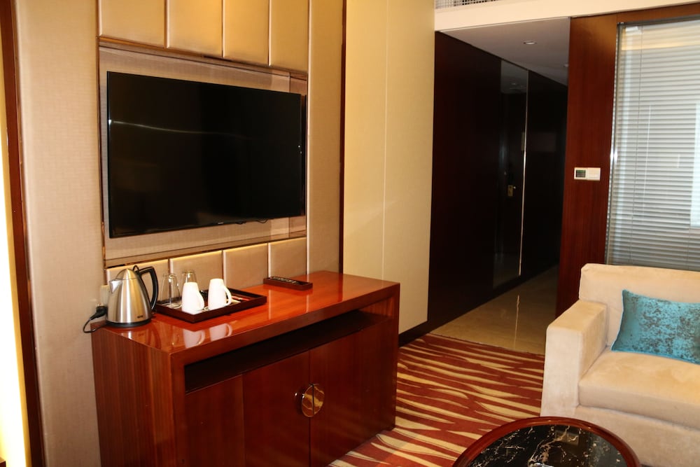 Junior Suite, 1 King Bed, Mountain View photo 2