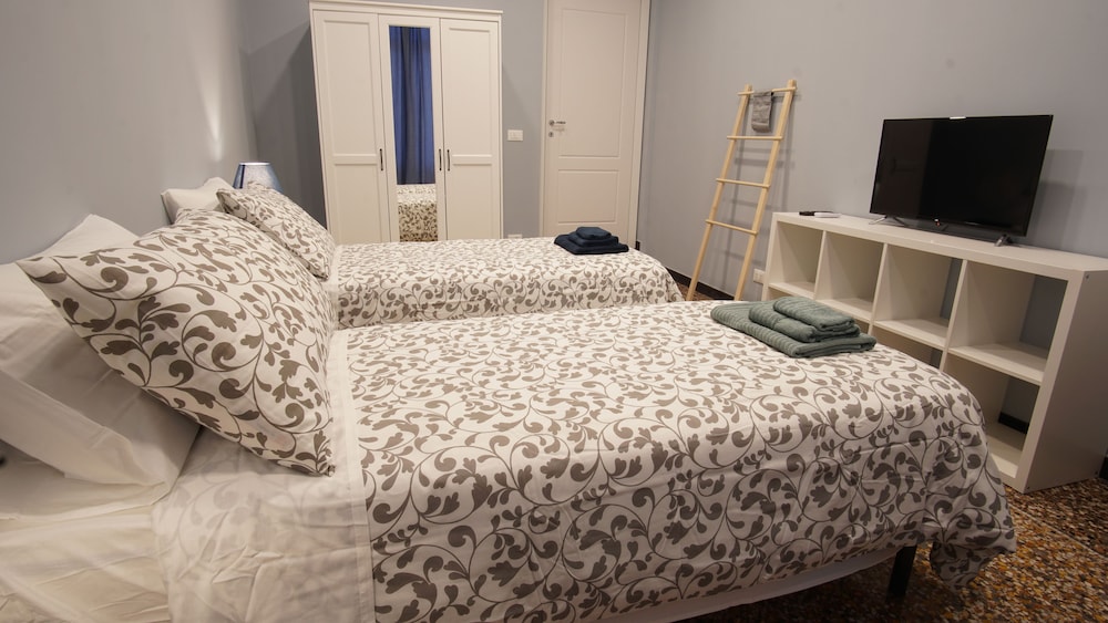 Twin Room, 2 Twin Beds, Shared Bathroom photo 2