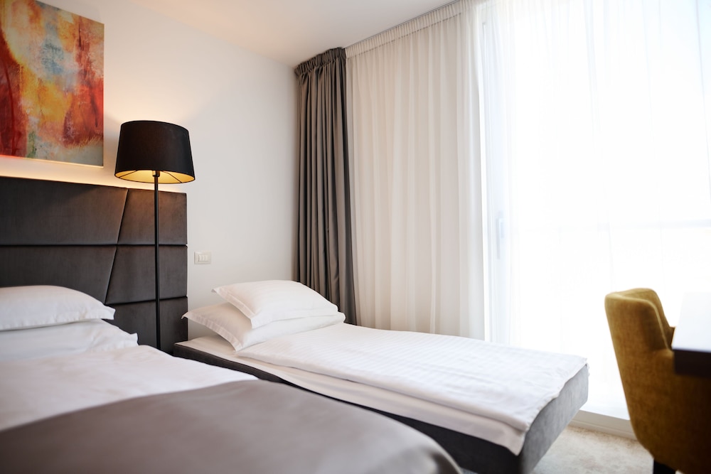 Family Triple Room, Park View - Photo 5