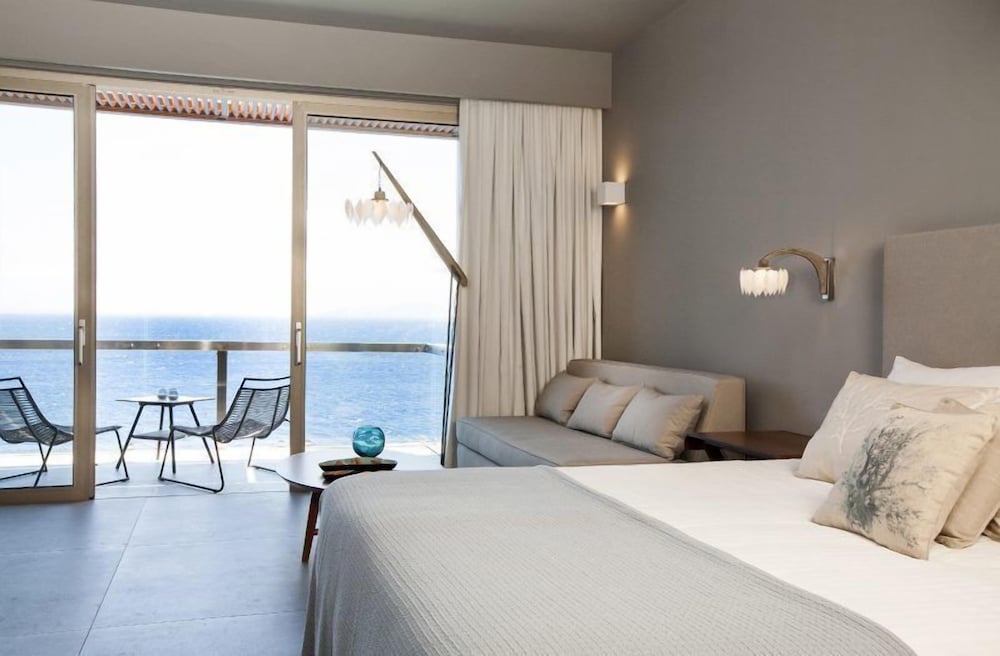 Deep Blue Bungalow Suite, Waterfront thumbnail 6