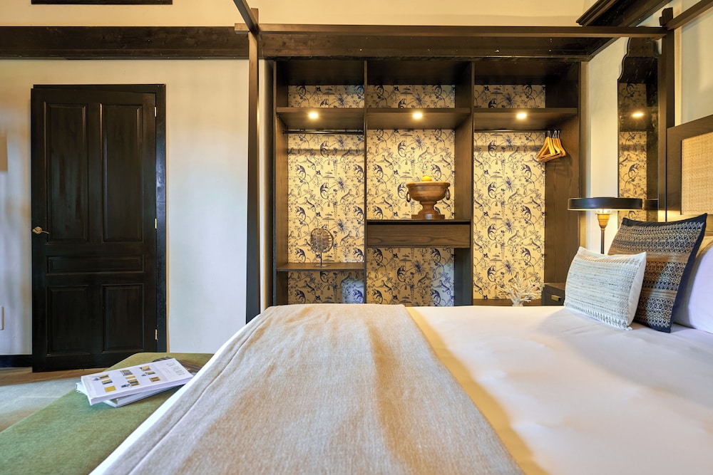 Premier Suite, 1 King Bed, Hot Tub, Garden Area photo 3