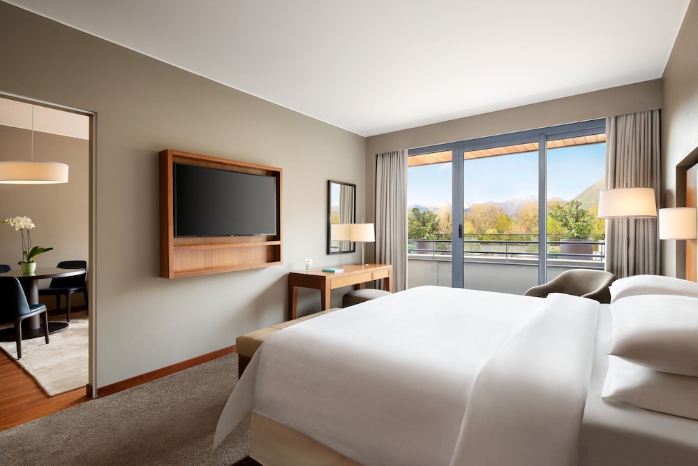 Suite, 1 Bedroom, Pool View (Balcony) thumbnail 5