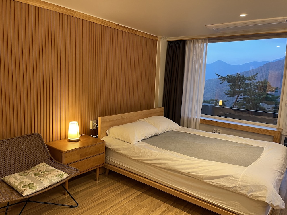 Deluxe Double Room, 1 Double Bed, Non Smoking, Mountain View photo 2
