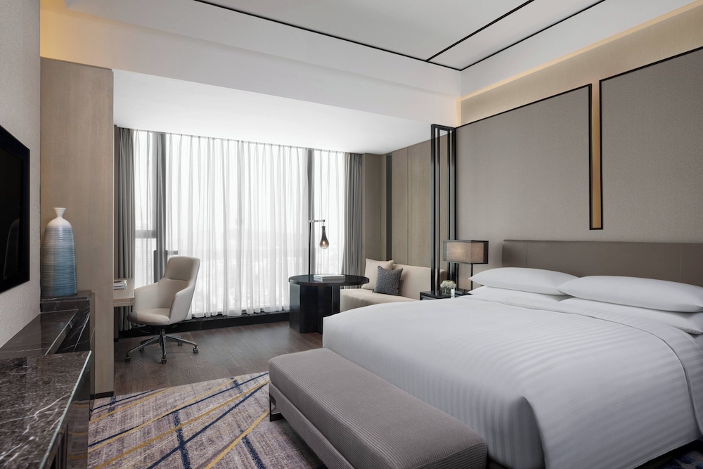 Club Room, 1 King Bed, Lake View