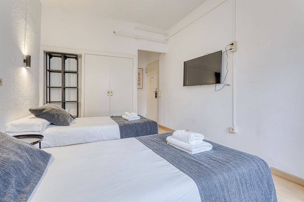 Basic Double Room, 2 Twin Beds, Non Smoking, City View photo 3