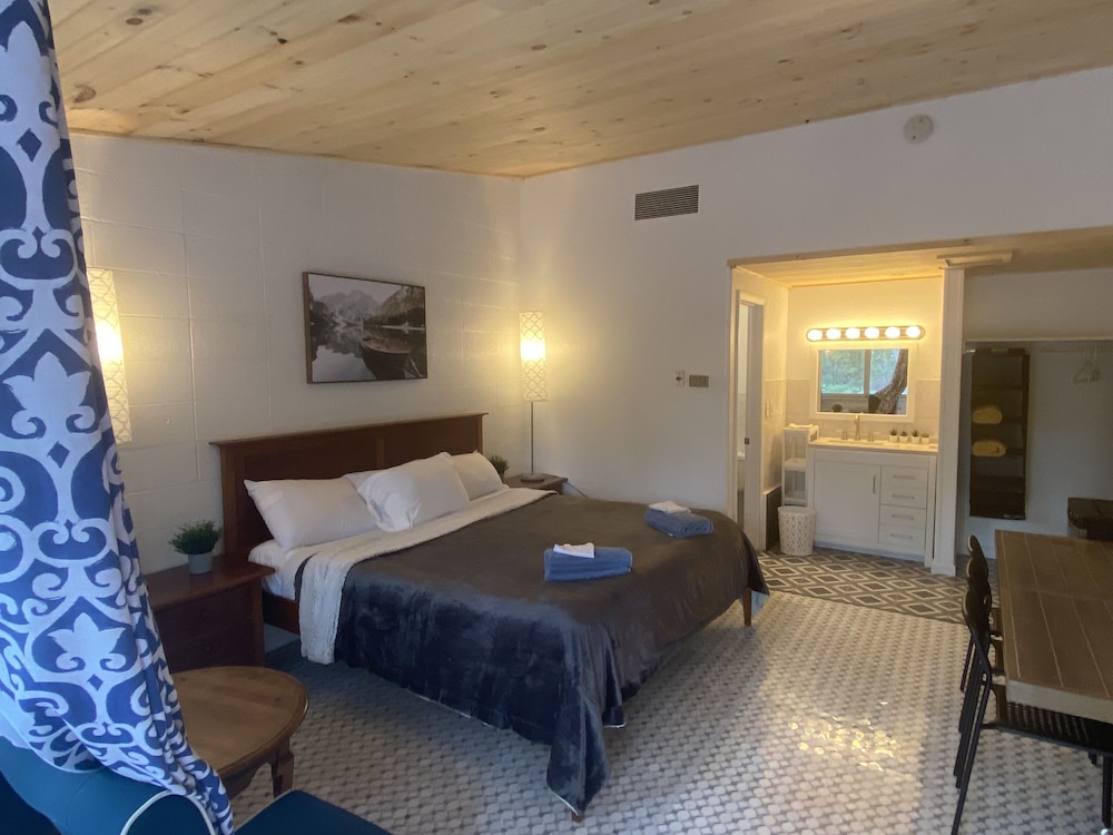 Comfort Room, 1 King Bed, Non Smoking, Refrigerator & Microwave