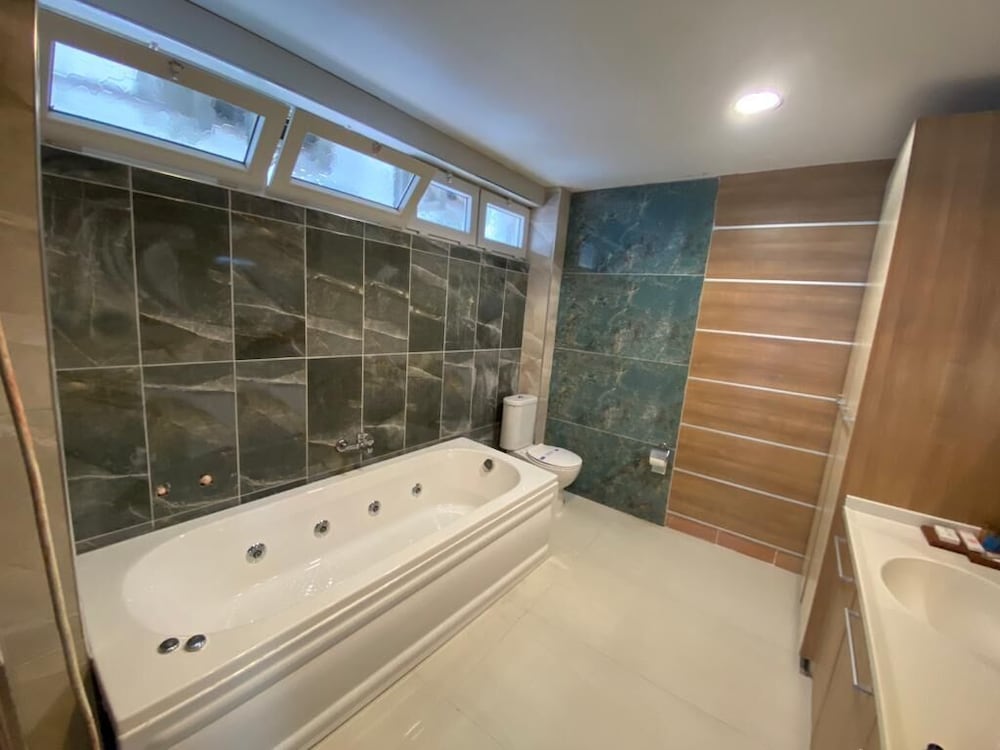 Suite Room - Photo 6