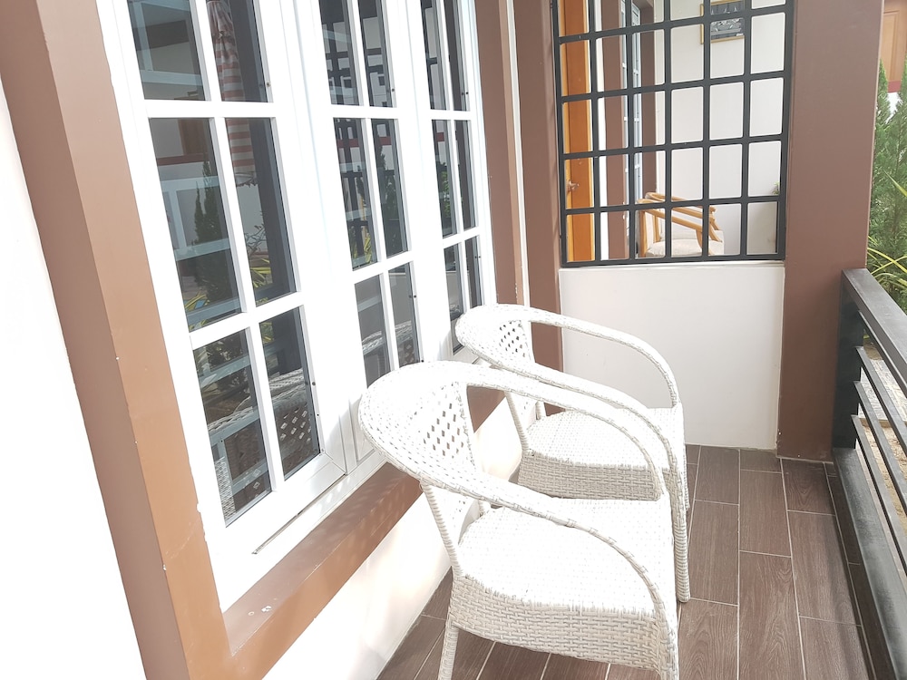 Deluxe Room (Poolside) photo 2