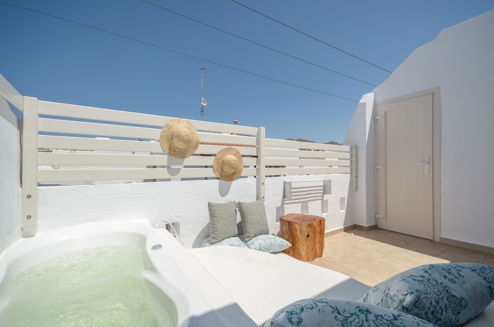 Suite, Hot Tub photo 2