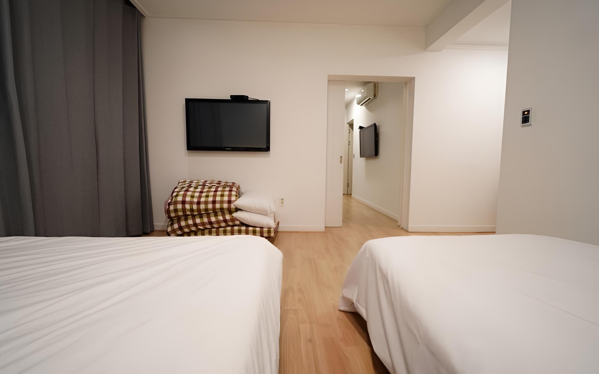 Room (Family Twin) - Photo 12