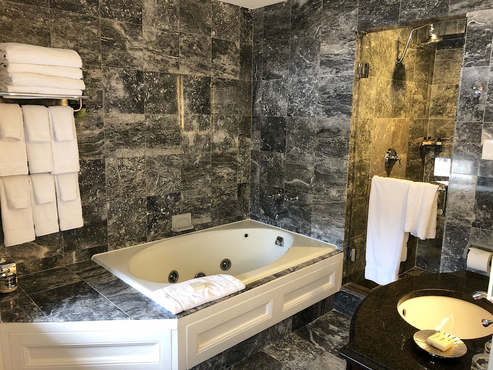 Presidential Suite, 1 King Bed (Best view) thumbnail 6