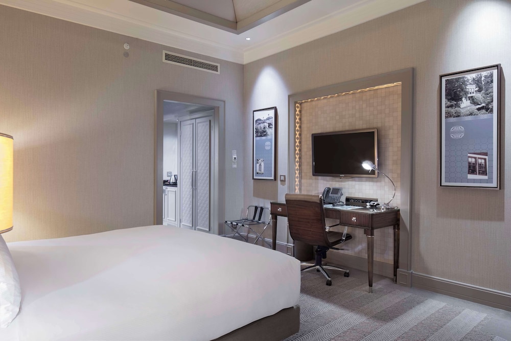 Executive Room, 1 King Bed, Club Lounge Access - Photo 7