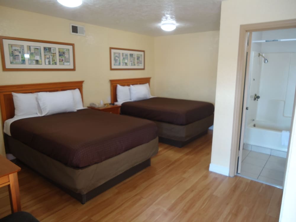 Standard Room, 2 Queen Beds, Non Smoking photo 1