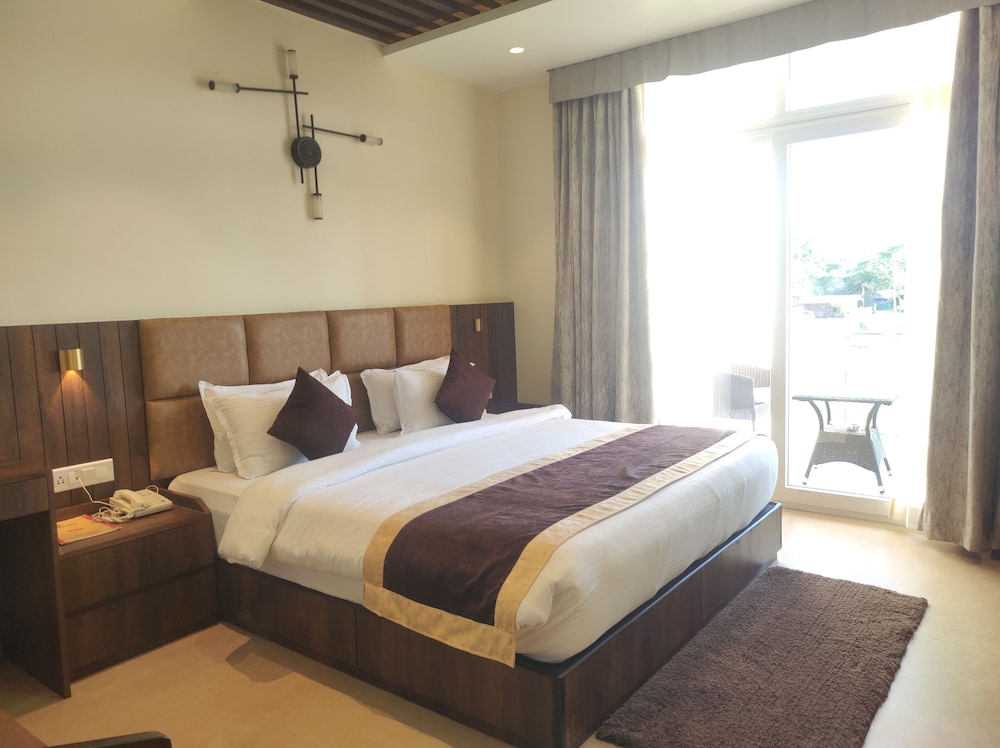 Deluxe Room - Photo 12