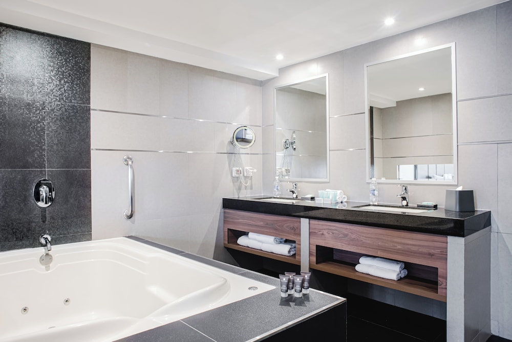 Premium Room, 1 King Bed, Jetted Tub, City View - Photo 2