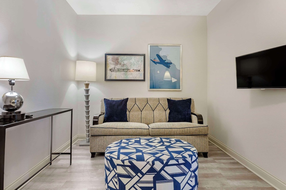 Suite, 1 Queen Bed with Sofa bed, Non Smoking