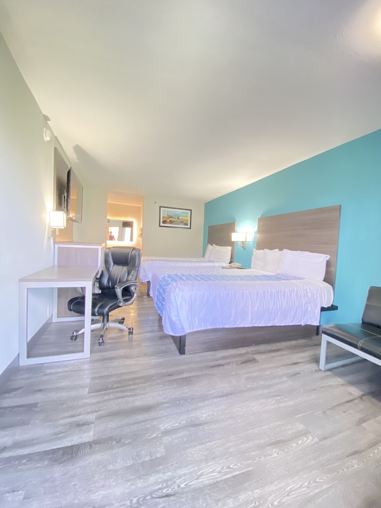 Room, 2 Double Beds - Photo 5