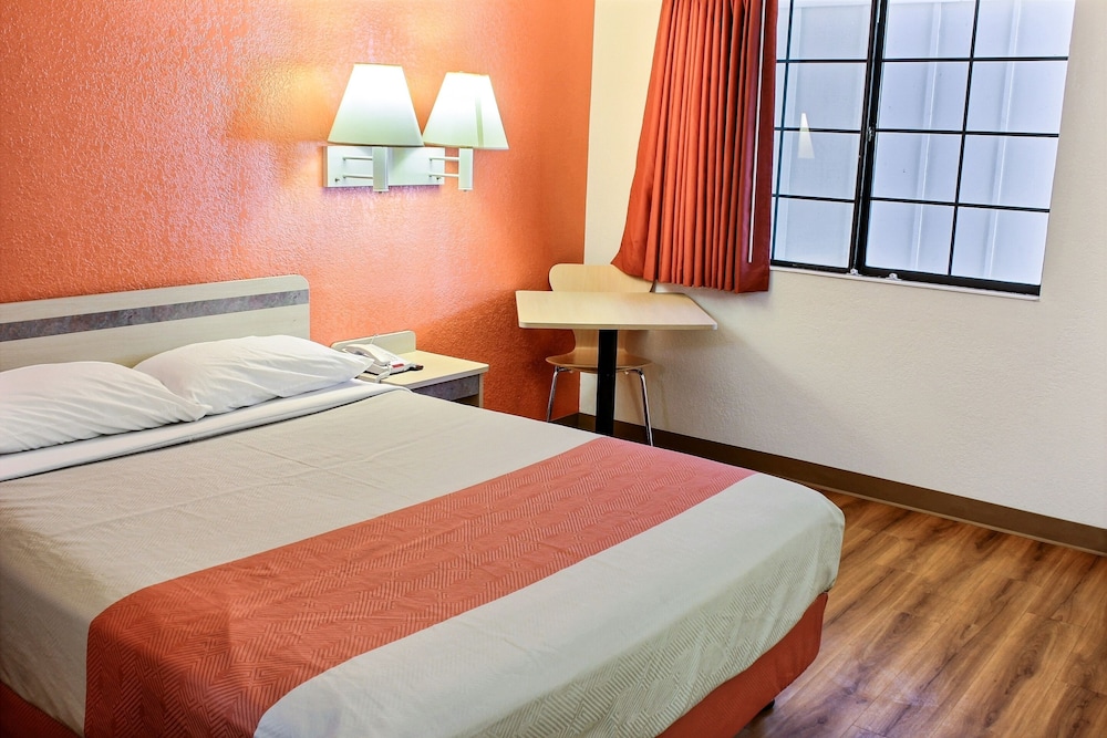 Deluxe Suite, 1 Queen Bed, Non Smoking, Refrigerator & Microwave photo 2