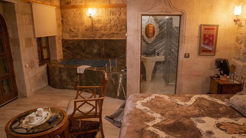 Grand Room, 1 King Bed thumbnail 6