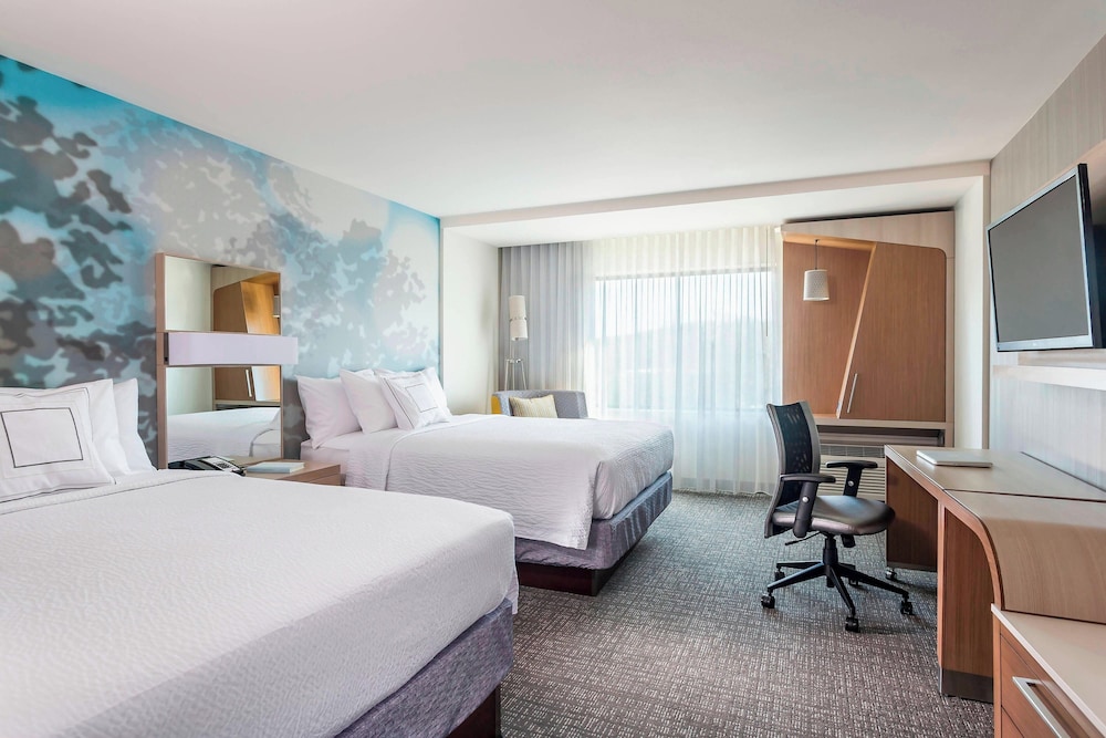 Room, 2 Queen Beds (Mobility Accessible, Tub)