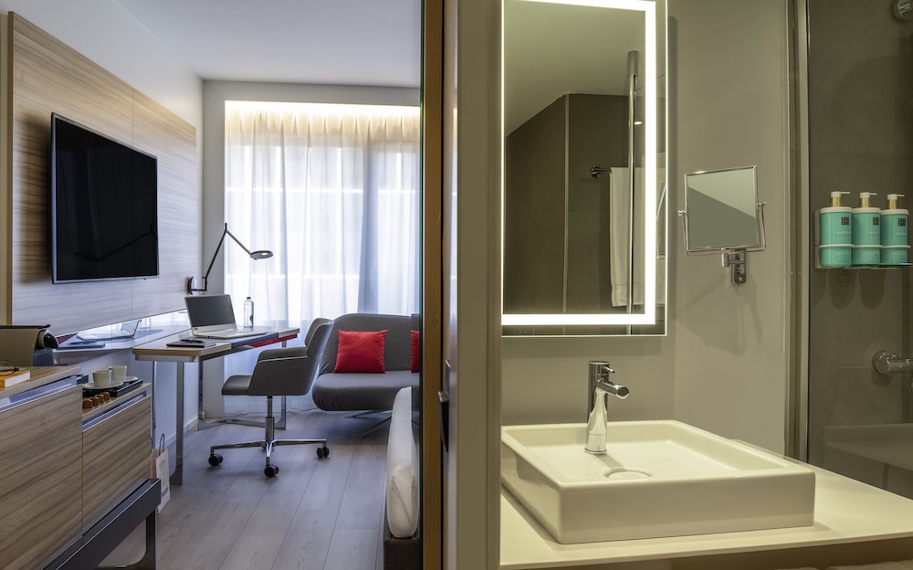 Superior Room, 1 Queen Bed (in Plaza Building) - Photo 10