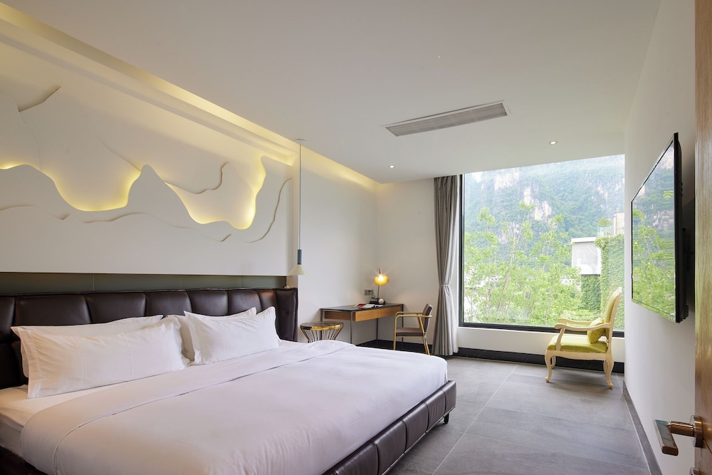 Deluxe Suite, 2 Bedrooms, Balcony, Mountain View photo 1
