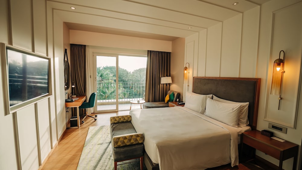 Standard Room, 1 King Bed, Balcony, Pool View - Photo 7