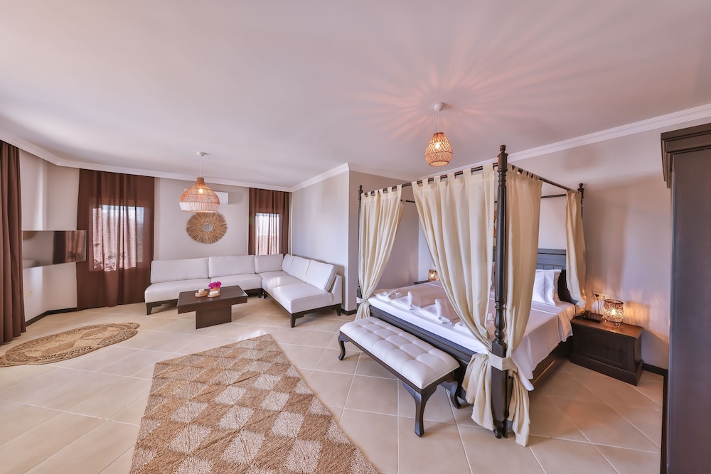 Junior Suite, 1 King Bed, Pool View, Poolside