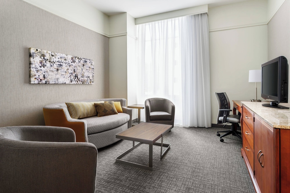 Suite, 1 King Bed (Mobility/Hearing Accessible, Tub) - Photo 3