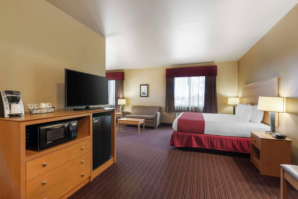 Suite, 1 King Bed, Non Smoking, Refrigerator & Microwave - Photo 1