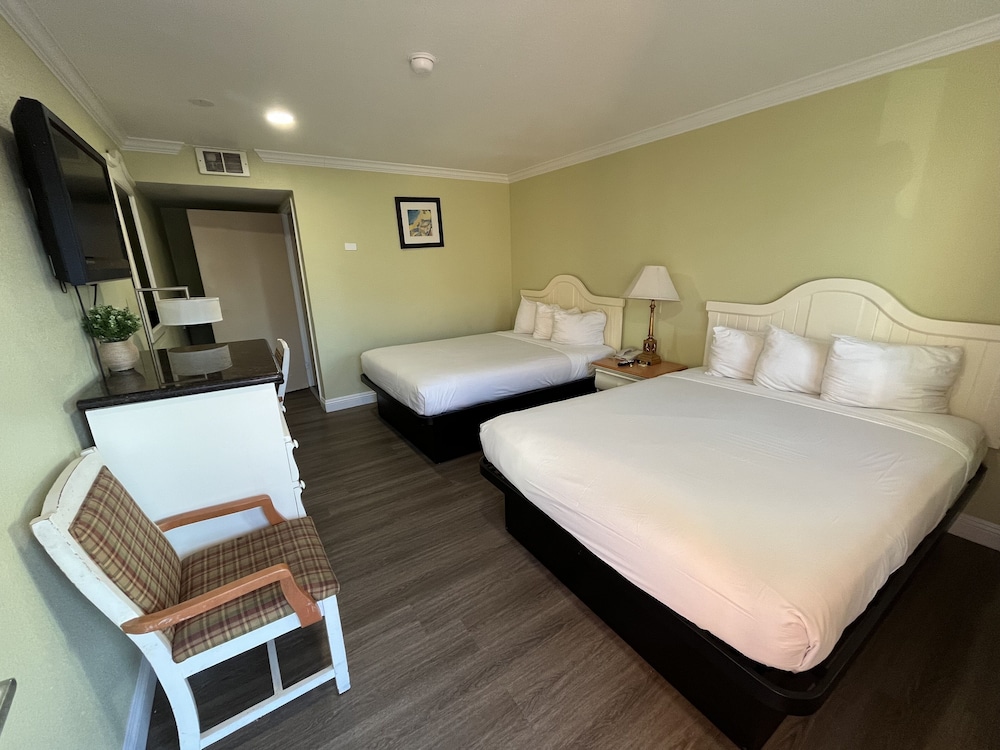 Standard Room, 2 Queen Beds, Non Smoking photo 2