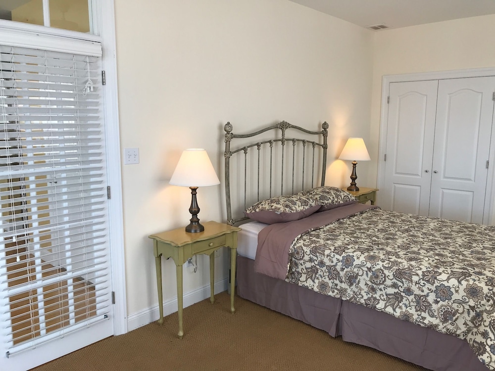 Deluxe Condo, 4 Bedrooms, Pool Access, Partial Ocean View