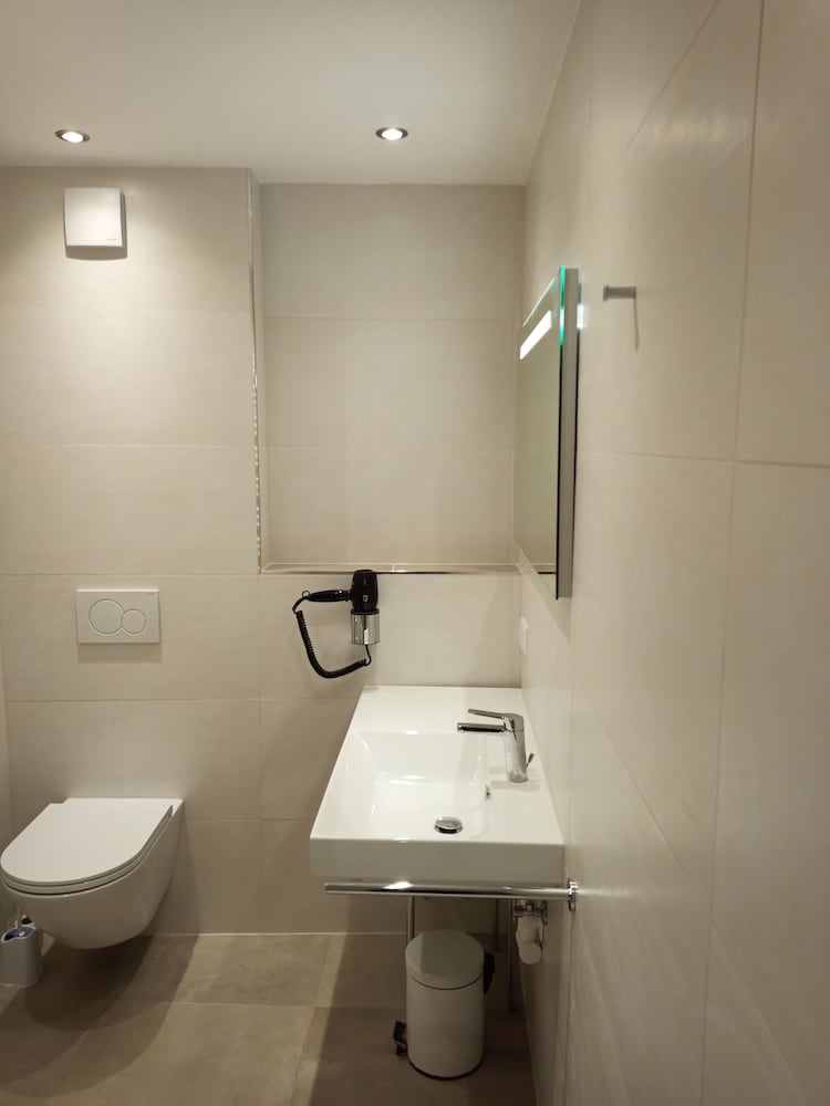 Double Room - Photo 16