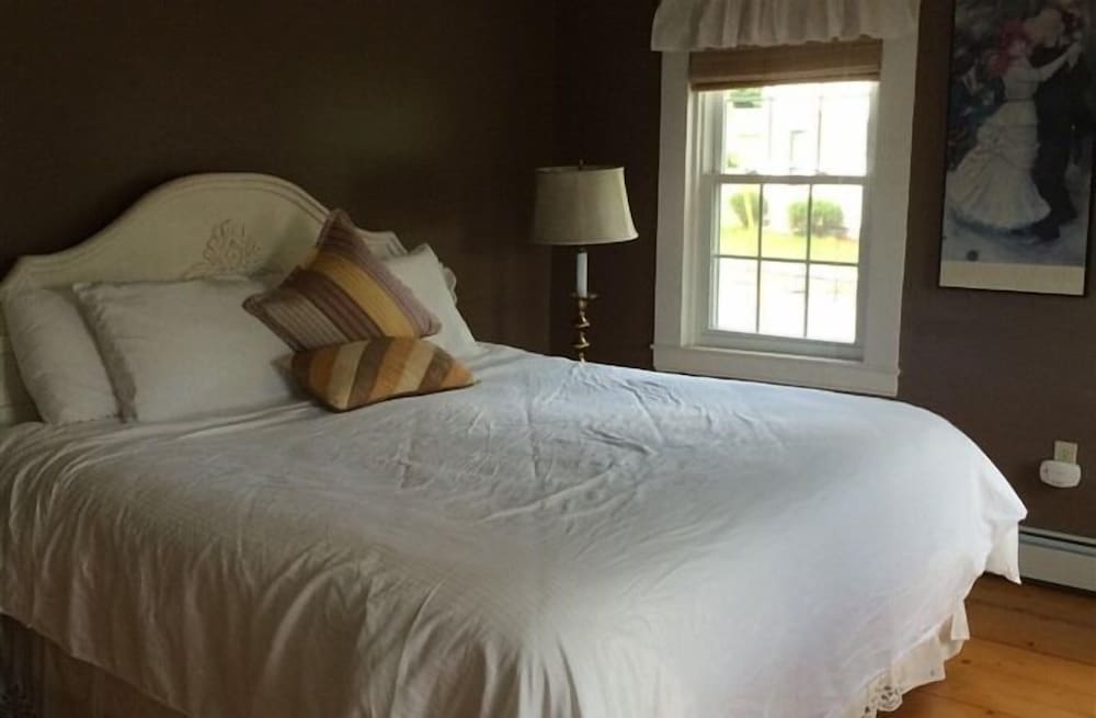 Suite 1, 1 King Bed, 1 Day Bed