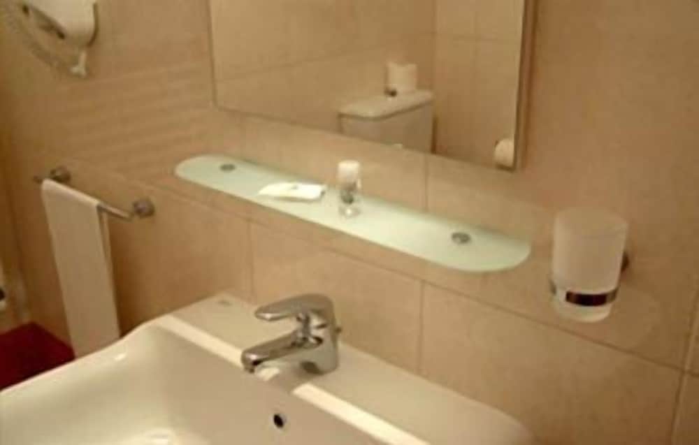 Double or Twin Room - Photo 10