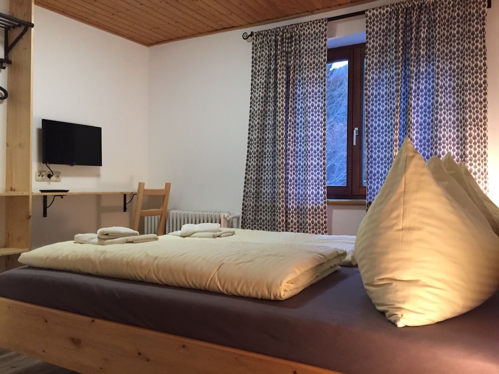 Economy Double Room photo 2