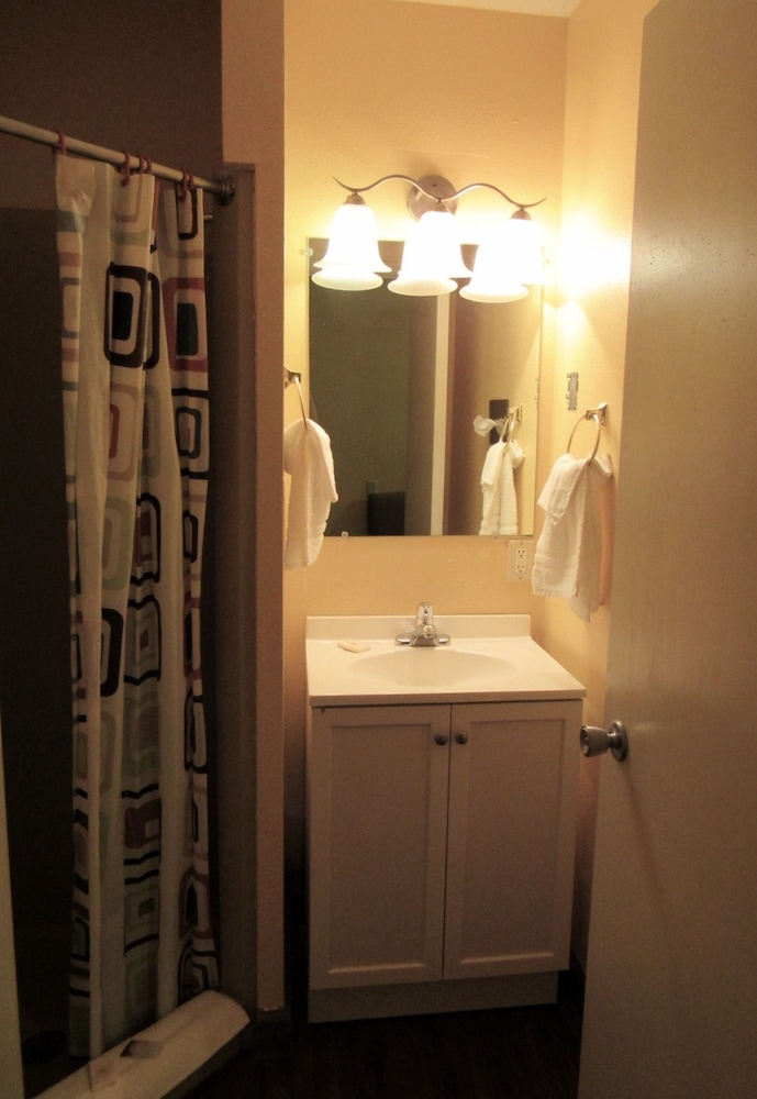 Basic Room, 1 Queen Bed photo 3