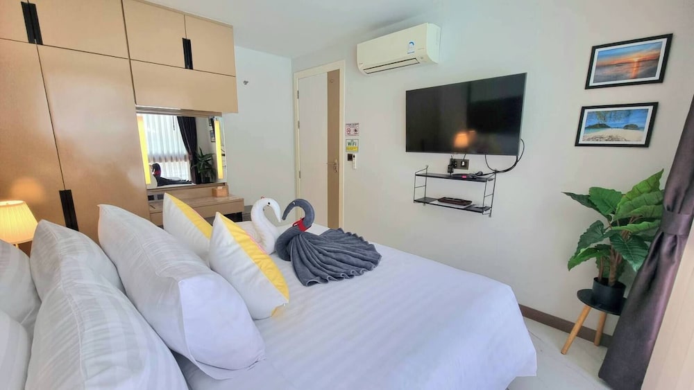 Apartment, 1 Bedroom, Balcony, Pool View