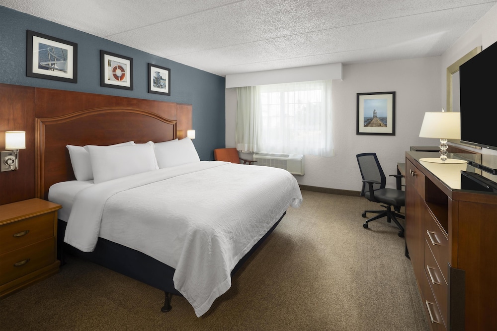 Standard Room, 1 King Bed, Bathtub photo 2