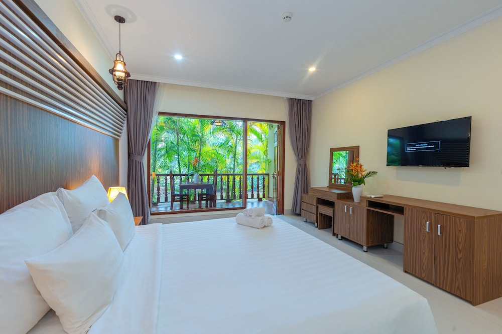 Deluxe Double Room, 1 King Bed, Balcony, Garden View