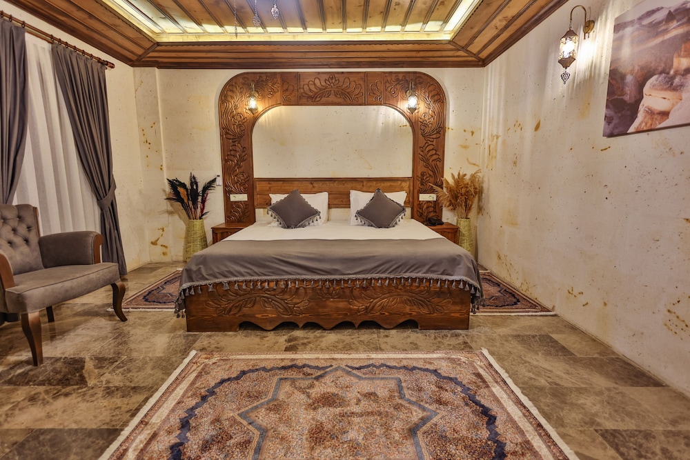 Superior King Suite (Jacuzzi) - Photo 2