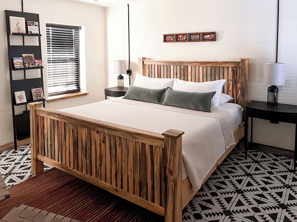 Deluxe Suite, 1 King Bed, Kitchen, Courtyard View