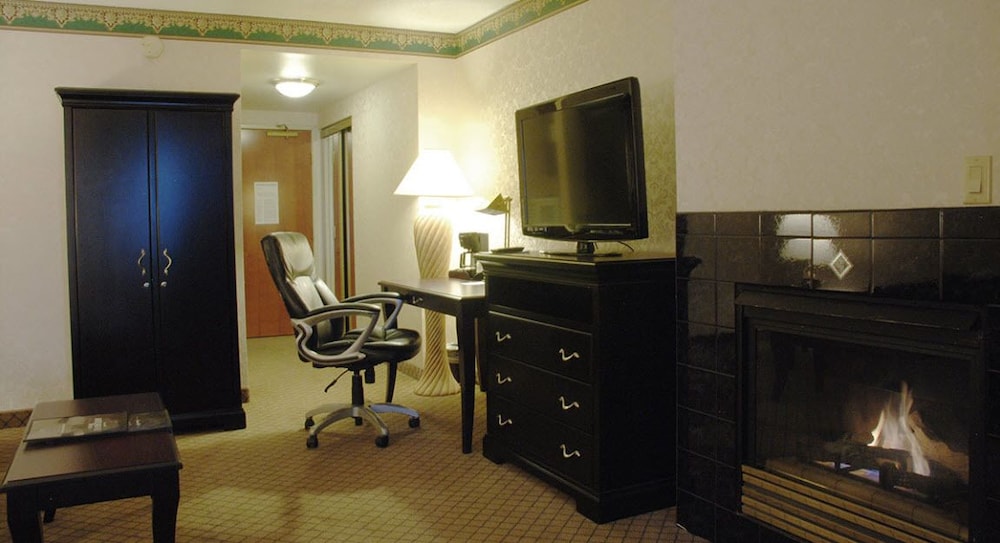 Suite, 1 Bedroom, Fireplace (Not Pet Friendly) photo 2