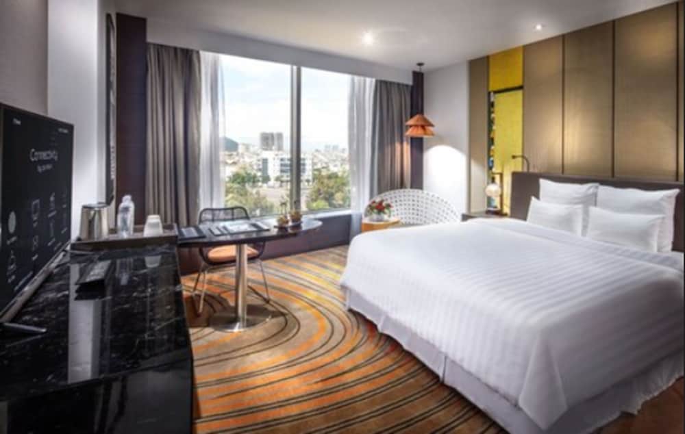 Deluxe Room, 1 King Bed, City View photo 2