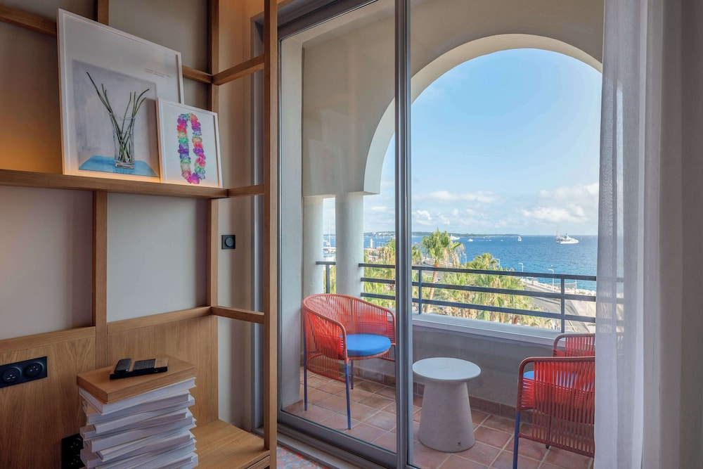Deluxe Room, 1 King Bed, Sea View - Photo 5