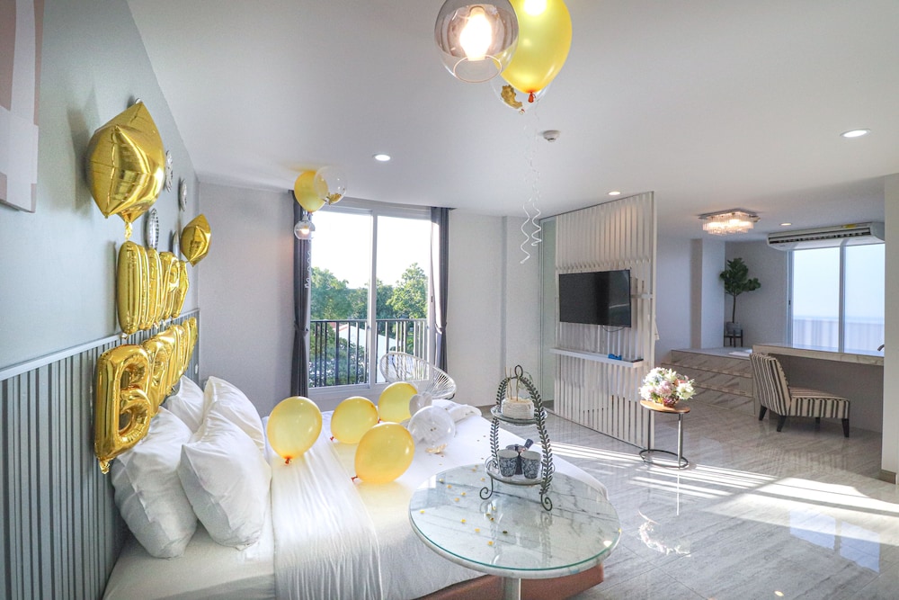 Honeymoon Suite - Photo 9