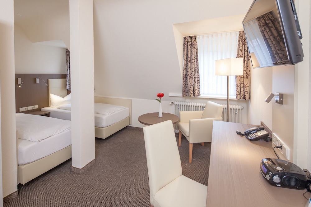 Economy Twin Room, 2 Twin Beds photo 2